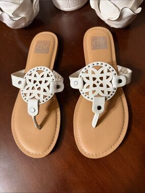 DV by Dolce Vita White Thong Sandals Size 7.5M Cutout Medallion